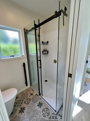 Douche, sèche-cheveux, serviettes fournies, savon