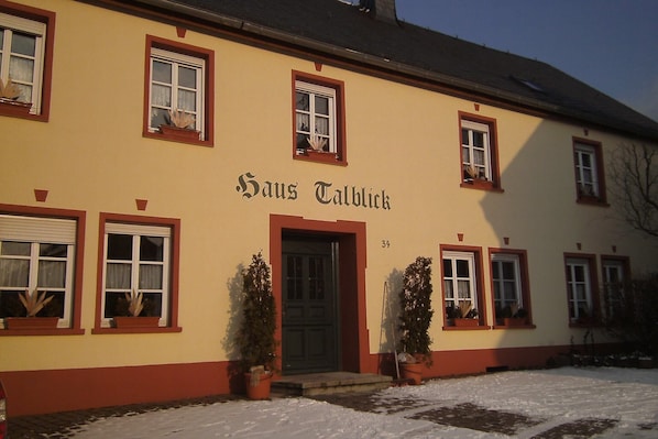 Exterior - Terrace Apartment by the Zoo (Morbach-Riedenburg)