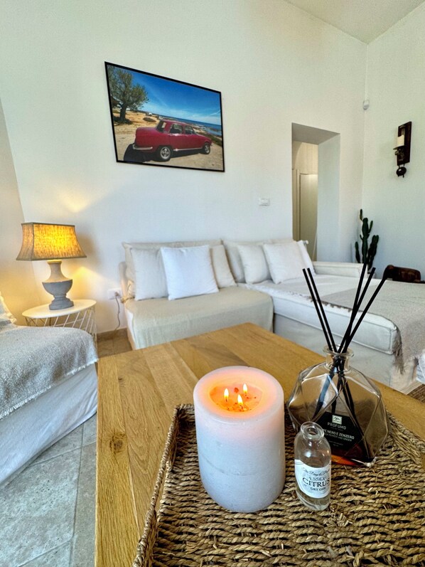 Smart TV, caminetto, impianto stereo