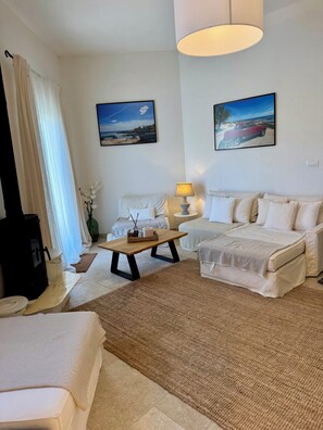 Smart-tv, een open haard en een stereo