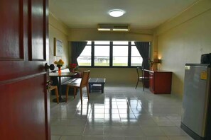 Habitación doble superior, balcón, vista al jardín | Área de sala de estar