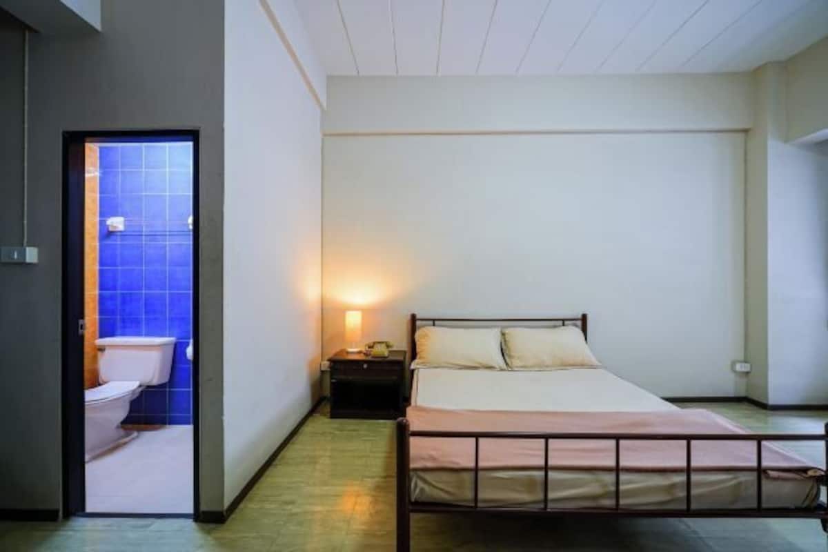 WiFi (free), bed sheets