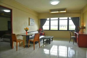 Living area - Petch Tower Ekkamai (Bangkok)