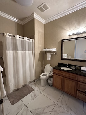 SĂšche-cheveux, serviettes fournies, savon, papier toilette