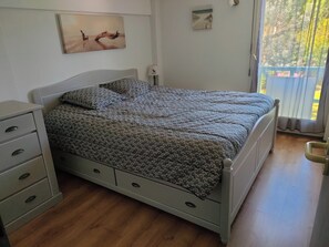 2 Schlafzimmer, Bügeleisen/Bügelbrett
