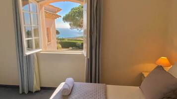 5 bedrooms, iron/ironing board, free WiFi