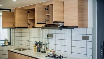 Refrigerador, microondas, horno y cafetera y tetera