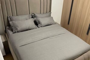1 dormitorio, tabla de planchar con plancha, wifi y ropa de cama