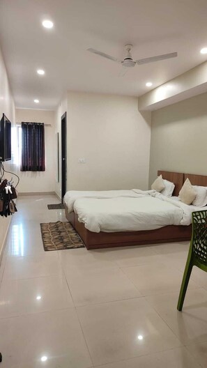 Dobbeltrom – classic | Skrivebord, skrivebord for bærbar PC og wi-fi (inkludert)