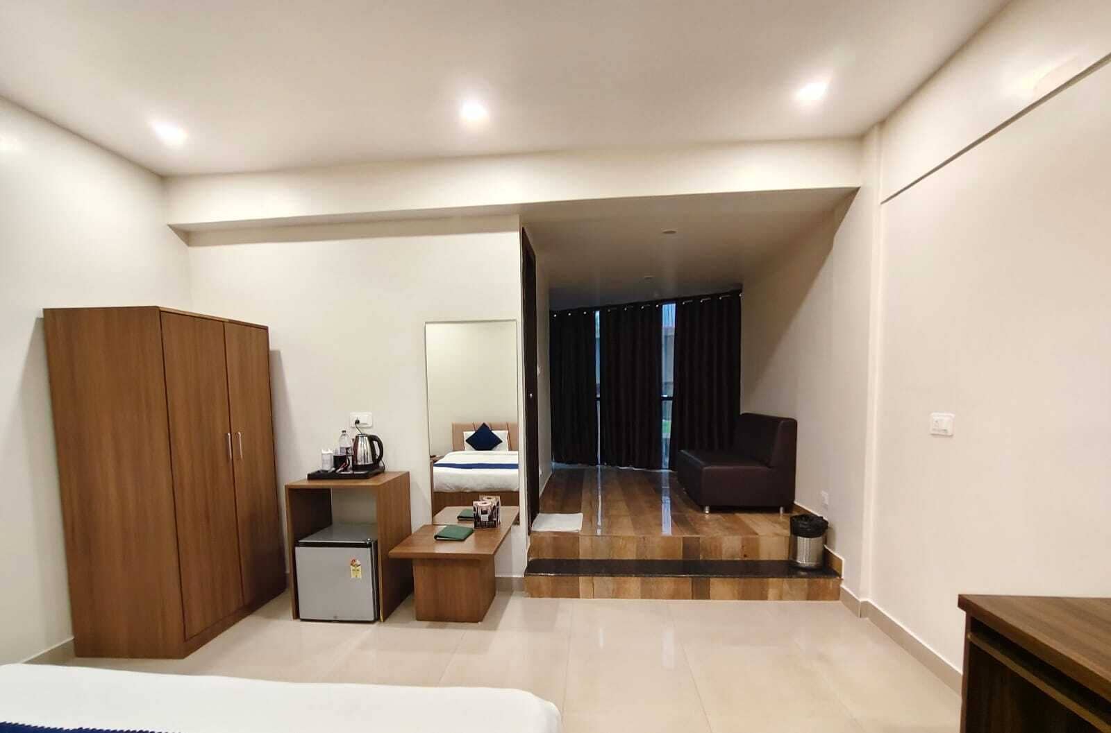 Suite | Individually furnished, desk, soundproofing, free WiFi