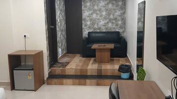 Escritorio, espacio para trabajar con laptop y wifi gratis