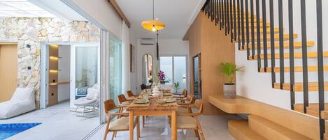 Deluxe Villa, Pool View | Living area