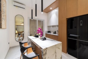 Villa Deluxe, vue piscine | Cuisine privée | Réfrigérateur, micro-ondes, plaque de cuisson, bouilloire électrique