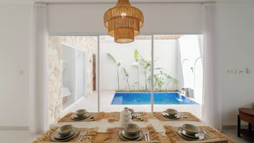 Deluxe villa, uitzicht op zwembad | Dineren in de kamer