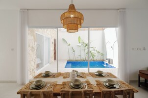 Vila luxo, vista para a piscina | Opções para refeição no quarto