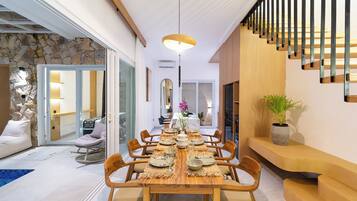 Deluxe Villa, Pool View | Living area