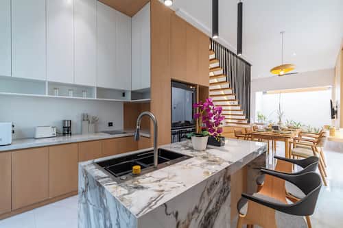 Villa Deluxe, vista a la alberca | Cocina privada | Refrigerador, microondas, parrilla de estufa y tetera eléctrica
