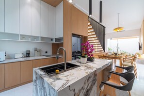 Deluxe Villa, Pool View | Private kitchen