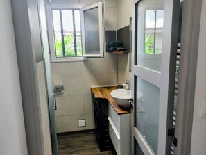 Ducha, secador de pelo, toallas, jabón