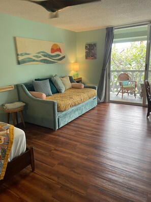 Smart TV - Beach Bungalow Condo in Kona - New Remodel with 3 Beds & Sleeps 4 + Pool (Kailua-Kona)