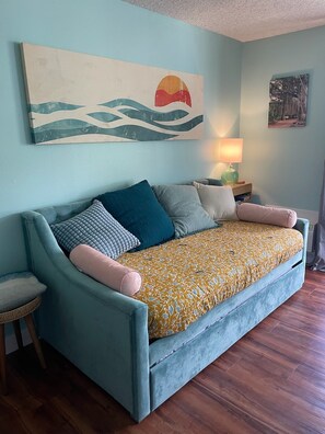 Smart TV - Beach Bungalow Condo in Kona - New Remodel with 3 Beds & Sleeps 4 + Pool (Kailua-Kona)