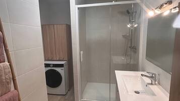 SĂšche-cheveux, serviettes fournies, savon, shampoing