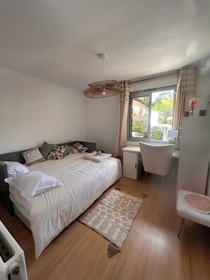 2 bedrooms, desk, iron/ironing board, free WiFi