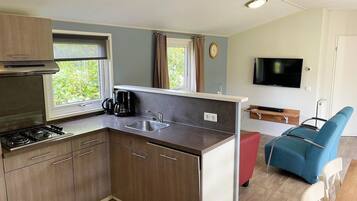 Mikroaaltouuni, astianpesukone, kahvin-/teenkeitin