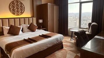 Junior main street view with AC JUNS\-VAC | Living area