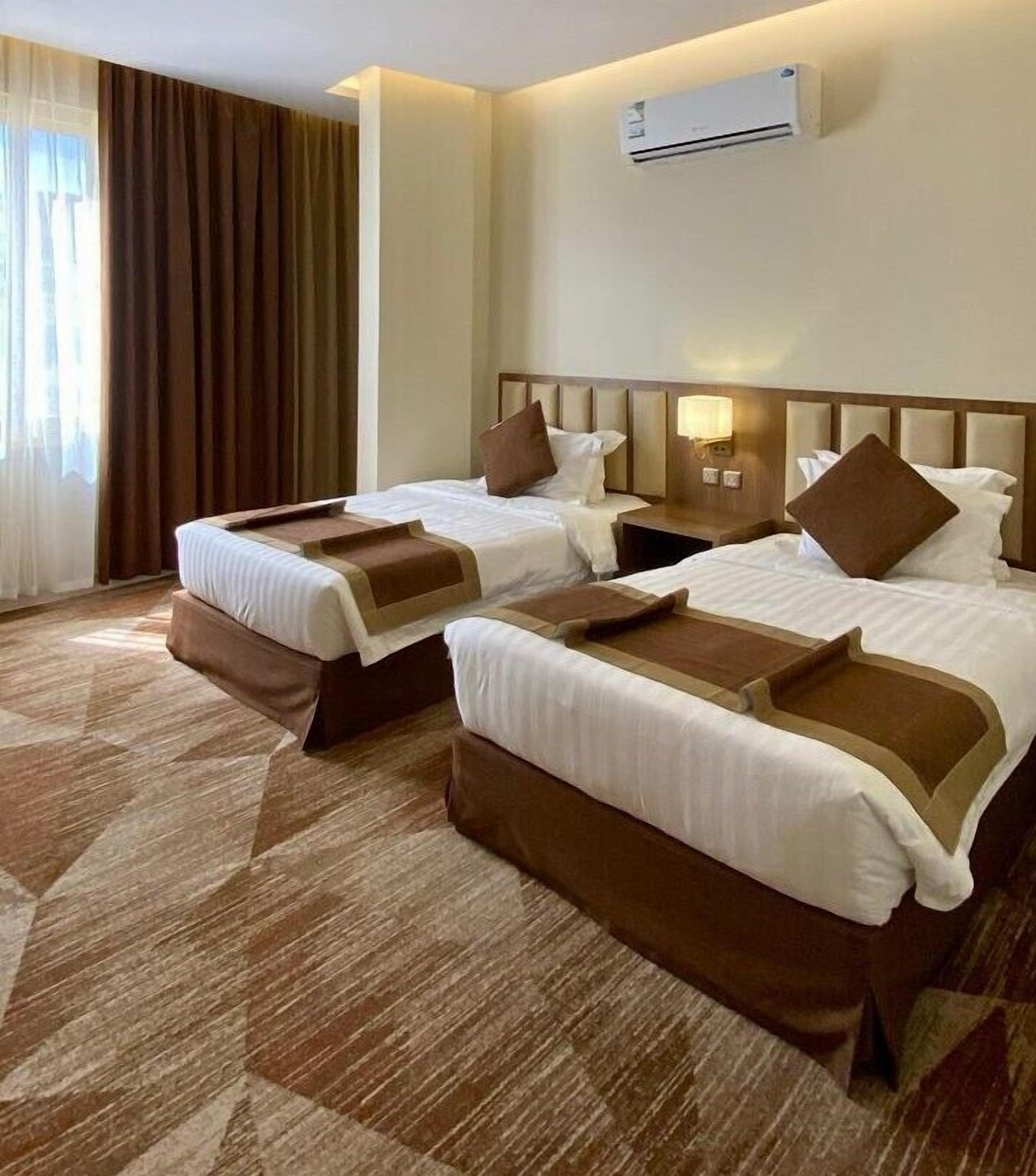 Executive main street view EXS\-V | Skrivebord, gratis Wi-Fi