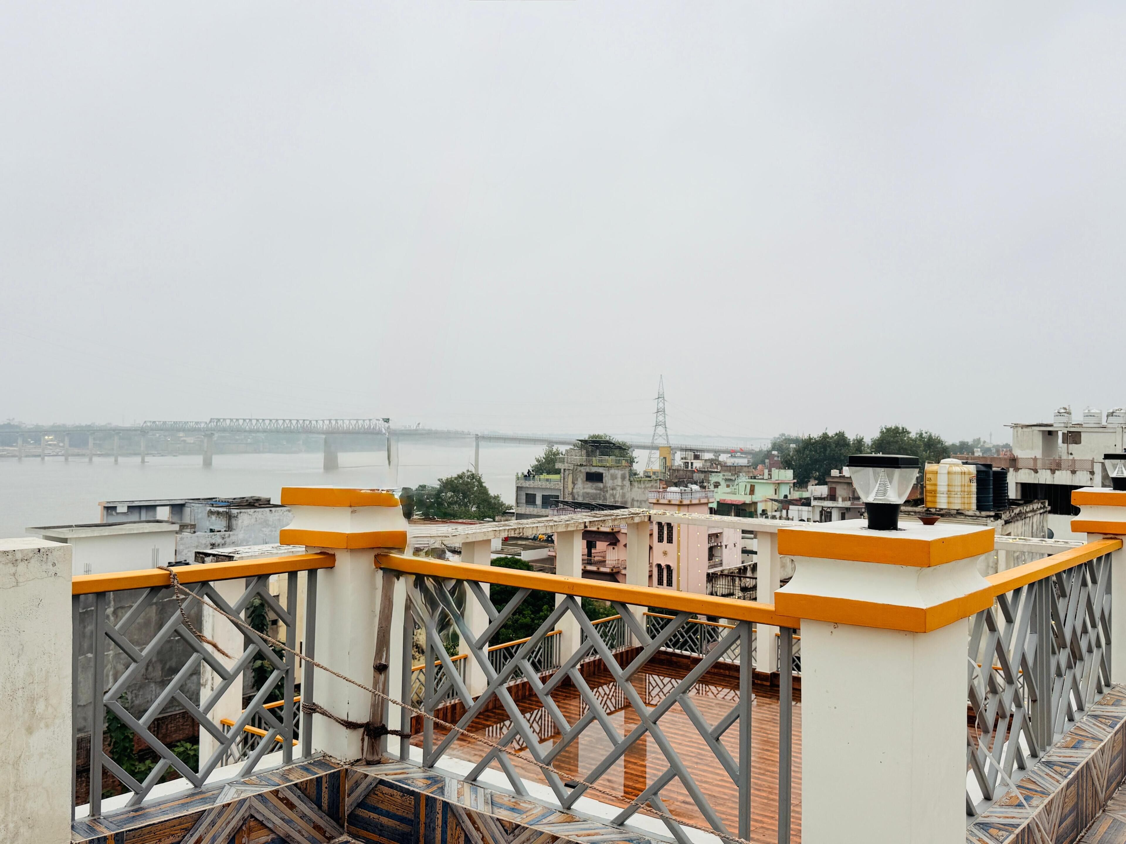 Una terrazza sul tetto con vista su un fiume e un ponte.