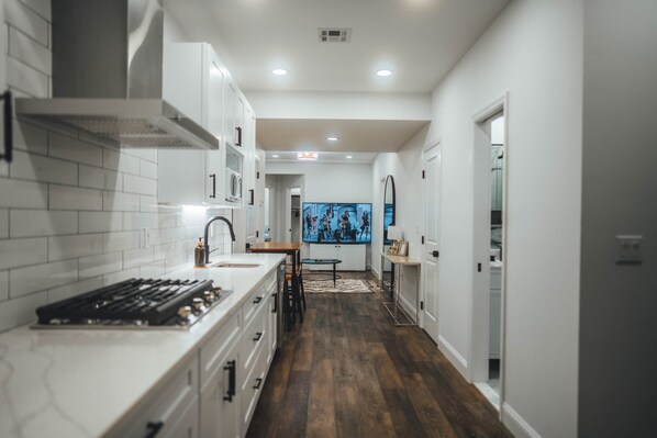 Réfrigérateur, four à micro-ondes, un four, surface de cuisson