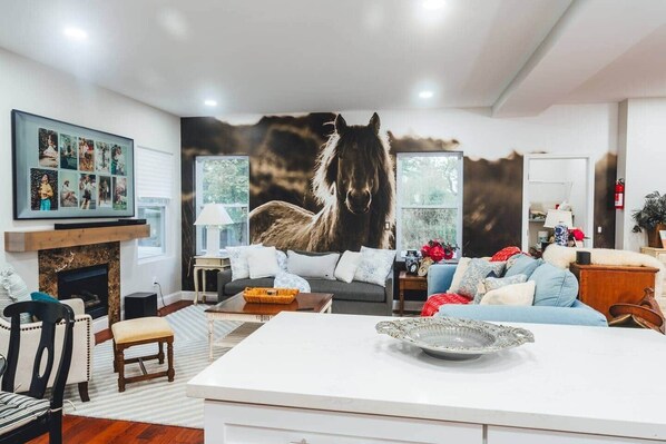 Smart TV, chimenea y monitor de computadora