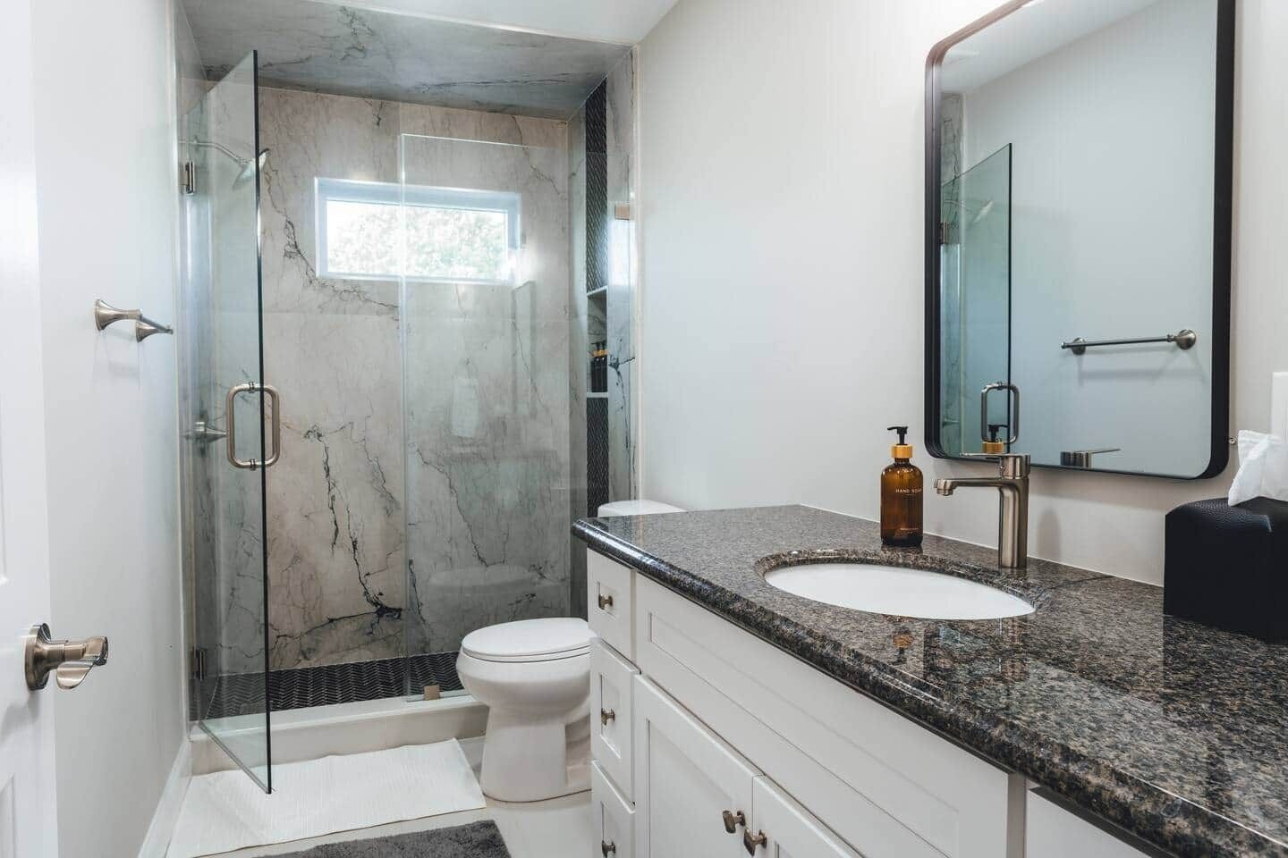 Douche, sèche-cheveux, serviettes fournies