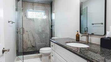 Douche, sĂšche-cheveux, serviettes fournies