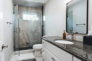 Ducha, secador de pelo y toallas