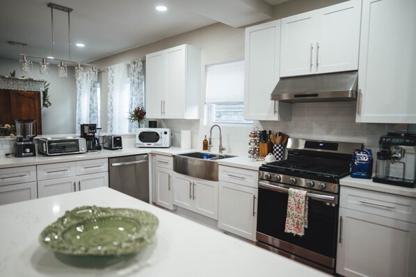 冰箱、微波炉、烤箱、炉灶