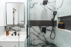 Douche, sèche-cheveux, serviettes fournies