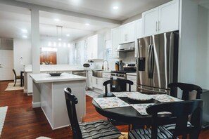 冰箱、微波炉、烤箱、炉灶