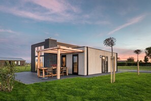 Exterior - Sustainable Bungalow Surrounded by Nature (Herkingen)