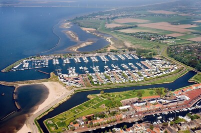 Villa in Hellevoetsluis near North Sea Beach