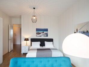 2 bedrooms, WiFi - Appealing Apartment in Den Haag with Balcony (Den Haag)