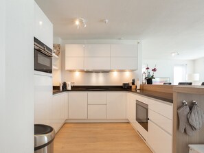 Een koelkast, een oven, een kookplaat, een vaatwasser