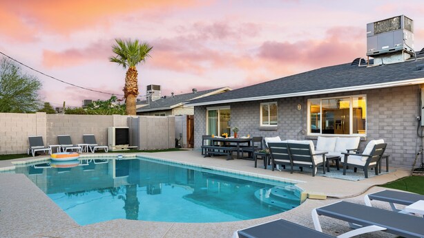A backyard with a swimming pool, lounge chairs, a table, and a palm tree. - Private Pool + Outdoor Oasis • 5mins to Old Town | Indianola Oasis by AvantStay (Scottsdale)