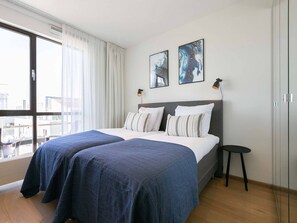 2 bedrooms, iron/ironing board, WiFi