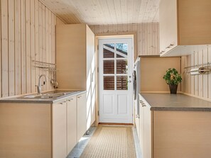 Kühlschrank, Mikrowelle, Geschirrspüler, Kochgeschirr/Geschirr/Besteck