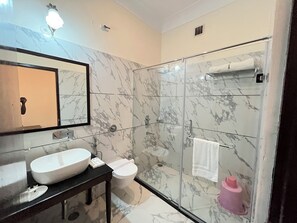 ห้องเอ็กเซกคิวทีฟ, เตียงใหญ่ 1 เตียง, ปลอดบุหรี่, วิวสวน | ห้องน้ำ