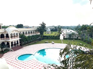 Una piscina al aire libre de temporada