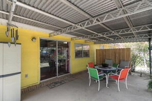 Outdoor dining - 3/1.5 Moms Place (Dothan)