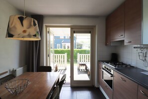 Fridge, microwave, stovetop, dishwasher - Bungalow by Water near Rotterdam (Simonshaven)